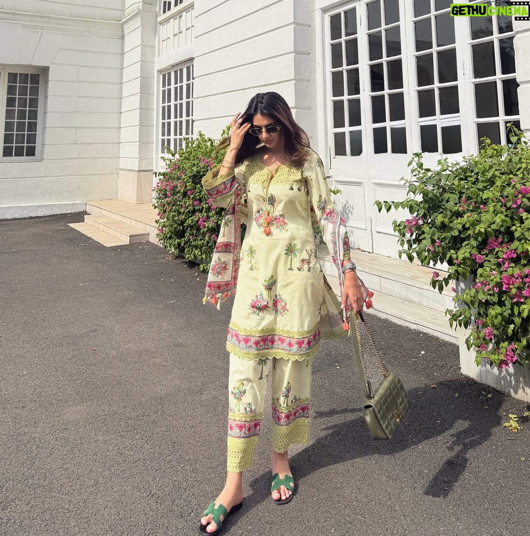 Meher Taluja - 1.7K Likes - Monday energy 💐🌺

Wearing : @tashaindiaofficial