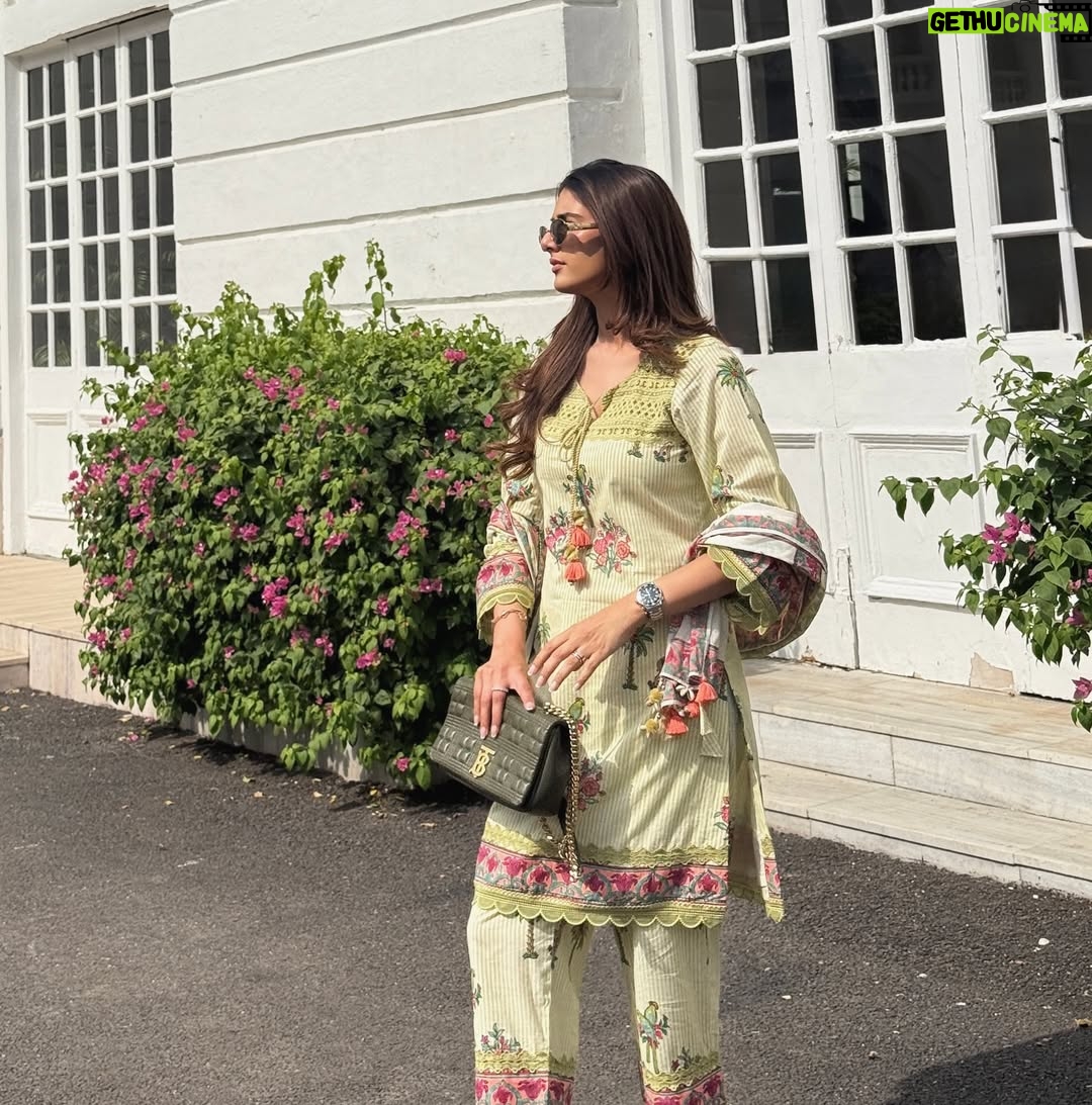 Meher Taluja - 1.7K Likes - Monday energy 💐🌺

Wearing : @tashaindiaofficial