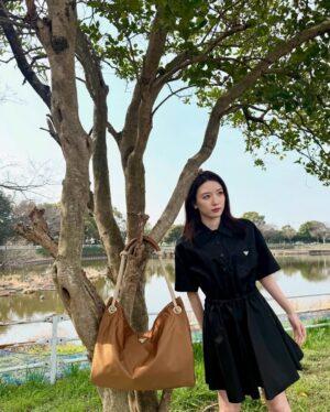 Mei Nagano Instagram - ・
旅に出たいですな🌸🩵
@prada 
#pradaReNylon
