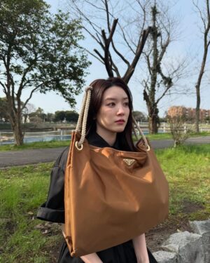 Mei Nagano Instagram - ・
旅に出たいですな🌸🩵
@prada 
#pradaReNylon