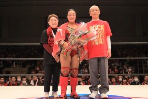 Meiko Satomura Instagram - 今日、引退試合を見届けてくださった皆様、ありがとうございました。
30年間で出会ったたくさんの方に囲まれてリングを降りられたこと、本当に幸せです。
プロレスの新時代をさらに素晴らしいものにするために、今以上に人生懸けます‼️
ありがとうございました。
2025.4.29 #後楽園ホール
#SENJO  # #SATOMURAfinal #里村明衣子