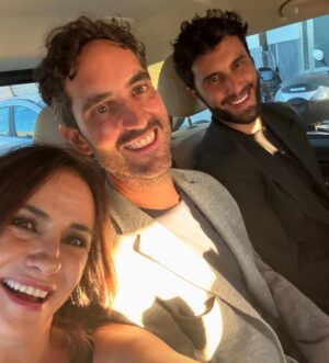 Melani Olivares Instagram - Ya me he enteradoooo! Según mis fuentes😂😂😂 el capítulo se llama “El cielo puede esperar “ es el capítulo 48  y según me cuentan no se puede encontrar por ningún lado, lo censuraron y solo se emitió 1 vez. No sé más , ni porque lo censuraron ni nada , lo que sí os puedo decir , que tanto el público, como  nosotr@s nos meamos de risa …
Ayer fue un día precioso, arrancamos con la promoción de @aidalapeli en el @southseriesfest en Cádiz, uno de mis lugares favoritos del mundo. Le entregaron a mi querido @pacoleon ,un  merecidísimo premio a toda su trayectoria. Vimos un capítulo de Aida que había sido censurado en su momento y que el público pudo ver después de 17 años ! Y fue la bombaaaaaaa! Muy emocionante todo , pero sobretodo sentir el amor y entusiasmo de todas esas personas que abarrotaron el @granteatrofalla Que risas nos echamos más grandes… hemos vuelto con el corazón llenito de amor ! Eternamente agradecida. #aidaforever @mediasetcom @themediaprostudio 
Faltabais vosotros Aid@s: @marianopeniactor @davidcastillo92 @mirenib @pepa_rus @infocarmenmachi 
#pepeviyuela 
@eduardocasanova @canco_drilo @secundelarosa 
Looks @almaenpenashoes @viacomunicacion @goodbyerita @valytyplace @hispanitashoes @trucco_spain @galleryroomc @lodishoes @singularu 

Styled @alejaandro_rubio