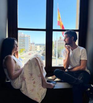 Melani Olivares Instagram - Ya me he enteradoooo! Según mis fuentes😂😂😂 el capítulo se llama “El cielo puede esperar “ es el capítulo 48  y según me cuentan no se puede encontrar por ningún lado, lo censuraron y solo se emitió 1 vez. No sé más , ni porque lo censuraron ni nada , lo que sí os puedo decir , que tanto el público, como  nosotr@s nos meamos de risa …
Ayer fue un día precioso, arrancamos con la promoción de @aidalapeli en el @southseriesfest en Cádiz, uno de mis lugares favoritos del mundo. Le entregaron a mi querido @pacoleon ,un  merecidísimo premio a toda su trayectoria. Vimos un capítulo de Aida que había sido censurado en su momento y que el público pudo ver después de 17 años ! Y fue la bombaaaaaaa! Muy emocionante todo , pero sobretodo sentir el amor y entusiasmo de todas esas personas que abarrotaron el @granteatrofalla Que risas nos echamos más grandes… hemos vuelto con el corazón llenito de amor ! Eternamente agradecida. #aidaforever @mediasetcom @themediaprostudio 
Faltabais vosotros Aid@s: @marianopeniactor @davidcastillo92 @mirenib @pepa_rus @infocarmenmachi 
#pepeviyuela 
@eduardocasanova @canco_drilo @secundelarosa 
Looks @almaenpenashoes @viacomunicacion @goodbyerita @valytyplace @hispanitashoes @trucco_spain @galleryroomc @lodishoes @singularu 

Styled @alejaandro_rubio