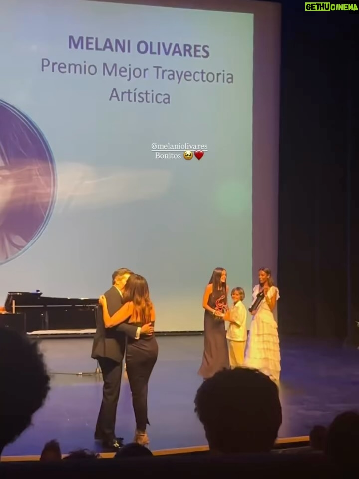Melani Olivares - 14.9K Likes - Ayer fue una noche mágica .Por  sorpresa , mis tres hi@s me dieron el premio a la trayectoria artística que me otorgaba @galardonesalcazaba . Tengo un profundo sentimiento de agradecimiento, y tengo el corazón que me explota de amor . Gracias, gracias y graciaaaaas
@raulmassana @luislarrodera sois los dos unos liantes maravillosos ! 
Enhorabuena a tod@s los premiad@s 
Que gala más emotiva vivimos ayer ! 
#fran lofiuuuuu! @alikateproducciones_official 
Estilismo: @alejaandro_rubio 
Vestido @mario_salafranca @fabracomunicacion
Joyas @marinagarciajoyas @valytyplace
Zapatos @almaenpenashoes
Bolso @pinkoofficial @viacomunicacion