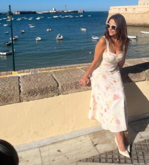 Melani Olivares Instagram - Ya me he enteradoooo! Según mis fuentes😂😂😂 el capítulo se llama “El cielo puede esperar “ es el capítulo 48  y según me cuentan no se puede encontrar por ningún lado, lo censuraron y solo se emitió 1 vez. No sé más , ni porque lo censuraron ni nada , lo que sí os puedo decir , que tanto el público, como  nosotr@s nos meamos de risa …
Ayer fue un día precioso, arrancamos con la promoción de @aidalapeli en el @southseriesfest en Cádiz, uno de mis lugares favoritos del mundo. Le entregaron a mi querido @pacoleon ,un  merecidísimo premio a toda su trayectoria. Vimos un capítulo de Aida que había sido censurado en su momento y que el público pudo ver después de 17 años ! Y fue la bombaaaaaaa! Muy emocionante todo , pero sobretodo sentir el amor y entusiasmo de todas esas personas que abarrotaron el @granteatrofalla Que risas nos echamos más grandes… hemos vuelto con el corazón llenito de amor ! Eternamente agradecida. #aidaforever @mediasetcom @themediaprostudio 
Faltabais vosotros Aid@s: @marianopeniactor @davidcastillo92 @mirenib @pepa_rus @infocarmenmachi 
#pepeviyuela 
@eduardocasanova @canco_drilo @secundelarosa 
Looks @almaenpenashoes @viacomunicacion @goodbyerita @valytyplace @hispanitashoes @trucco_spain @galleryroomc @lodishoes @singularu 

Styled @alejaandro_rubio
