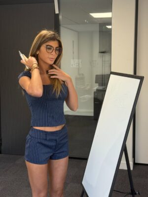 Mélanie Amar Instagram - X @FashionNova ✨

Réf: Keeping It Classy Pinstripe Trouser Micro Short - Navy/combo
Keeping It Classy Pinstripe Trouser top- Navy/combo 

Collaboration commerciale