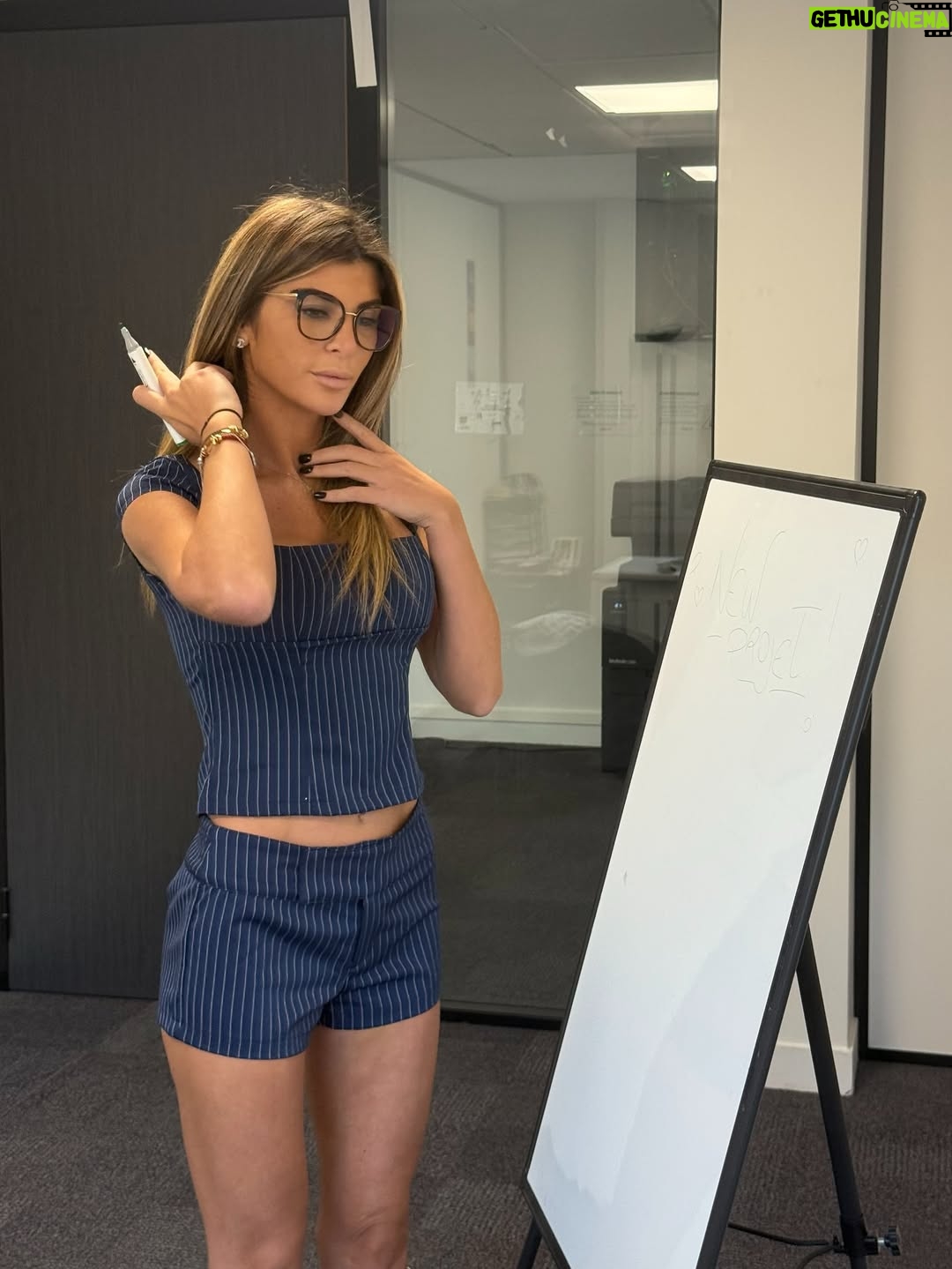 Mélanie Amar - 15.5K Likes - X @FashionNova ✨

Réf: Keeping It Classy Pinstripe Trouser Micro Short - Navy/combo
Keeping It Classy Pinstripe Trouser top- Navy/combo 

Collaboration commerciale