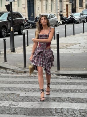 Mélanie Amar Instagram - Tu traverses la rue comme si c’était un podium, Paris est ton public et ta tête dans un clip 😅❤️😂

#ootd #instafashion #lookdujour #streetlife #fashioninspo #igstyle #paris #pov #grwm #humour #fashion #inspiration