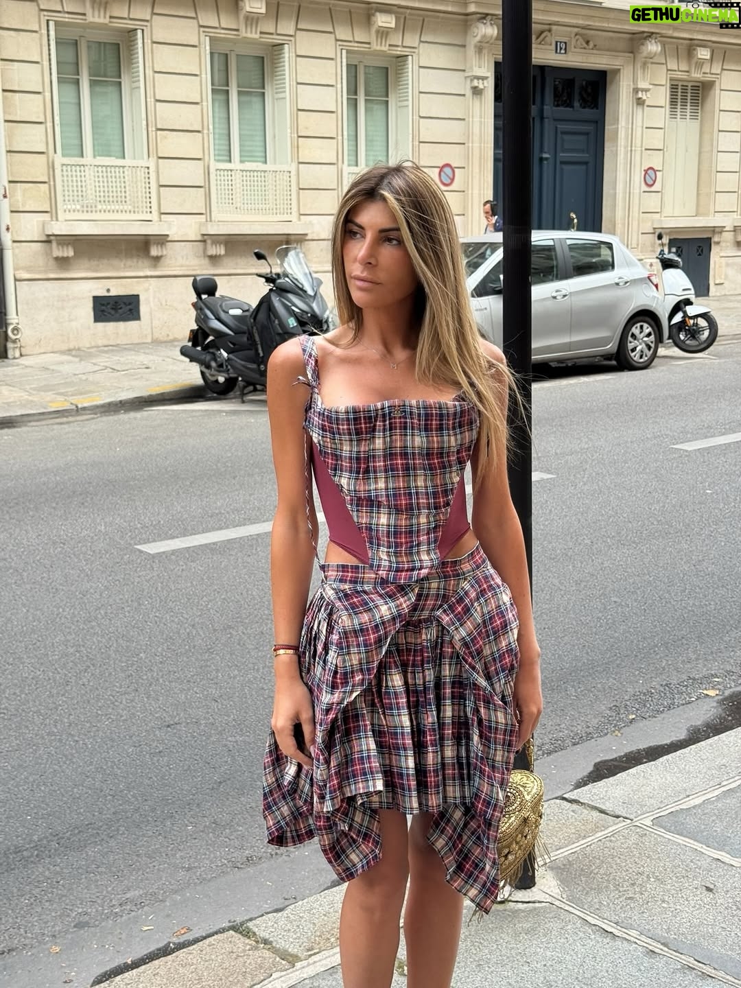 Mélanie Amar - 44.4K Likes - Tu traverses la rue comme si c’était un podium, Paris est ton public et ta tête dans un clip 😅❤️😂

#ootd #instafashion #lookdujour #streetlife #fashioninspo #igstyle #paris #pov #grwm #humour #fashion #inspiration