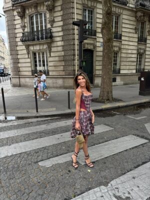 Mélanie Amar Instagram - Tu traverses la rue comme si c’était un podium, Paris est ton public et ta tête dans un clip 😅❤️😂

#ootd #instafashion #lookdujour #streetlife #fashioninspo #igstyle #paris #pov #grwm #humour #fashion #inspiration