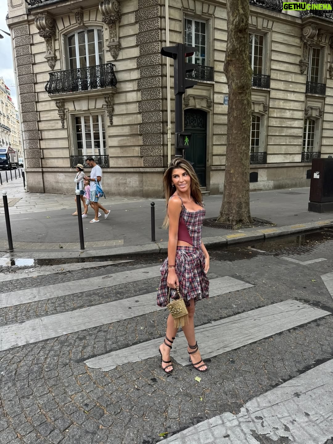 Mélanie Amar - 44.4K Likes - Tu traverses la rue comme si c’était un podium, Paris est ton public et ta tête dans un clip 😅❤️😂

#ootd #instafashion #lookdujour #streetlife #fashioninspo #igstyle #paris #pov #grwm #humour #fashion #inspiration