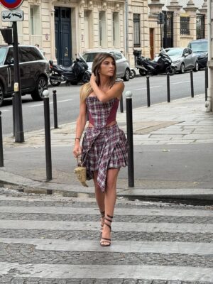 Mélanie Amar Instagram - Tu traverses la rue comme si c’était un podium, Paris est ton public et ta tête dans un clip 😅❤️😂

#ootd #instafashion #lookdujour #streetlife #fashioninspo #igstyle #paris #pov #grwm #humour #fashion #inspiration