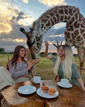 Mélanie Dedigama Instagram - C’était extraordinaire 🫶🏽 
Merciii @manontanti pour cette surprise de dingue 🥹🙌🏽
@servalwildlife 🤍
🦓 🦒 🐃