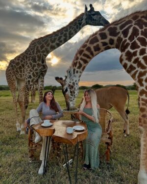 Mélanie Dedigama Instagram - C’était extraordinaire 🫶🏽 
Merciii @manontanti pour cette surprise de dingue 🥹🙌🏽
@servalwildlife 🤍
🦓 🦒 🐃