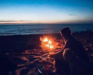 Mélanie Joly Instagram - Comme plusieurs Canadiens, j’ai choisi de passer mes vacances ici, chez nous, au Canada — dans l’un des joyaux de notre territoire, les Îles-de-la-Madeleine, au Québec. 

Ce lieu unique, façonné par les falaises de grès gris, la mer et l’accueil chaleureux des Madelinots, rassemble des familles de toutes les provinces et des visiteurs de mille et un lieux. 

Je reviens ressourcée, profondément reconnaissante de la richesse naturelle de notre pays et de l’hospitalité qui nous unit. Le Canada est vaste, beau et généreux — et il mérite d’être célébré, protégé et partagé.

—

Like many Canadians, I’ve chosen to spend my vacation here at home in Canada - in one of the jewels of our country, the Magdalen Islands in Quebec.

This unique place, shaped by grey sandstone cliffs, the sea and the warm welcome of the Magdalen Islanders, brings together families from every province and visitors from all walks of life.

I return refreshed, deeply grateful for the natural wealth of our country and the hospitality that unites us. Canada is vast, beautiful and generous - and deserves to be celebrated, protected and shared.

📷 : Annie Paquin @anniepaquinphotographe - première et dernière photos.