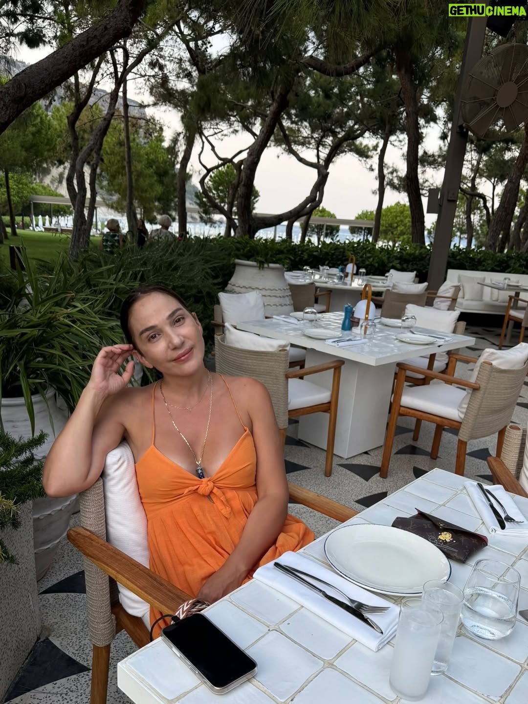 Melike Güner - 2.8K Likes - Geleneksel “en sevdiğim, turuncu elbisemle” yaz fotoğrafı 🧡