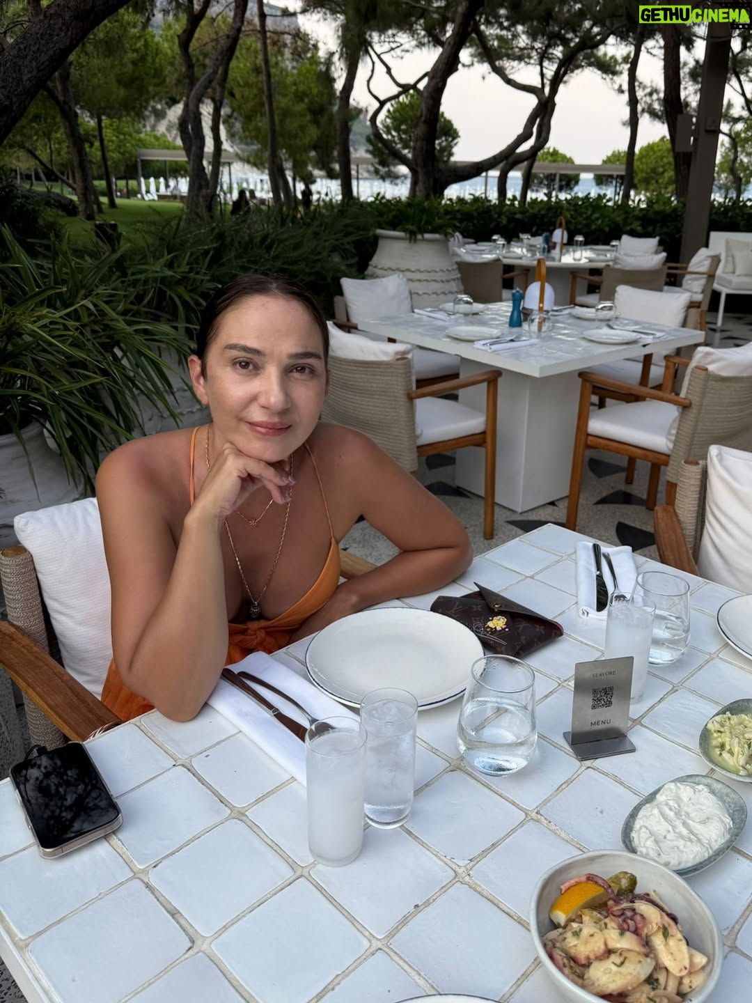 Melike Güner - 2.8K Likes - Geleneksel “en sevdiğim, turuncu elbisemle” yaz fotoğrafı 🧡