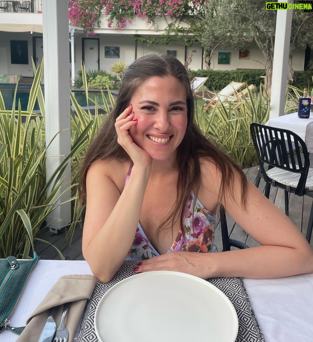 Melis Babadağ - 56.8K Likes - Dün akşam @molacunda ev sahipliğinde @binevi_galeri  ve @hasansaritasartconsultancy ‘nın organize ettiği çok güzel bir karma sergimiz oldu. 5 Eylül’e kadar Sanatla Mola 3 sergisini gezebilirsiniz. Sizi hemen girişte benim resmim karşılıyor olacak 🌸☀️ #sergi #etkinlik #davet