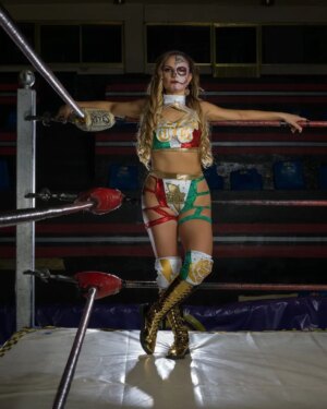 Melissa Cervantes Instagram - A Melissa Cervantes *"Cuando le dijeron "el ring no es para mujeres",
ella tejió su máscara con los prejuicios rotos.

Thunder Rosa:
La que no pide permiso para ser leyenda.
@thunderrosa22 fotografía @gsaavedraphoto