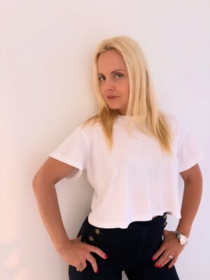 Mena Suvari Instagram - Livin’ in my @lnaclothing 🫶🏻and feelin cozy at all times. ✨Thank you for showing me some love ‘cause you know I love you all back! 🤟🏼✨