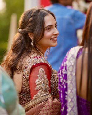 Meru Panwar Grover Instagram - Tum mein aur day wedding with good lighting😂
Makeup : @rhykamakeovers
Photography : @goldenblinksfilms
.
.
.
.
.
.
.
.
.
.
.
#weddingday #weddingdress #lehengalove #lehengasaree #outfits #outfitoftheday #outfitinspiration
