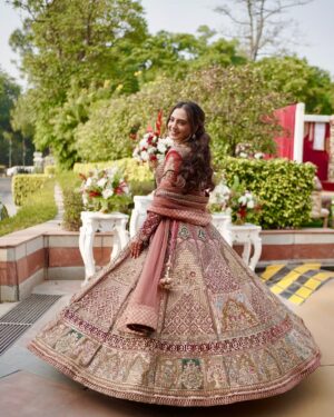 Meru Panwar Grover Instagram - Tum mein aur day wedding with good lighting😂
Makeup : @rhykamakeovers
Photography : @goldenblinksfilms
.
.
.
.
.
.
.
.
.
.
.
#weddingday #weddingdress #lehengalove #lehengasaree #outfits #outfitoftheday #outfitinspiration