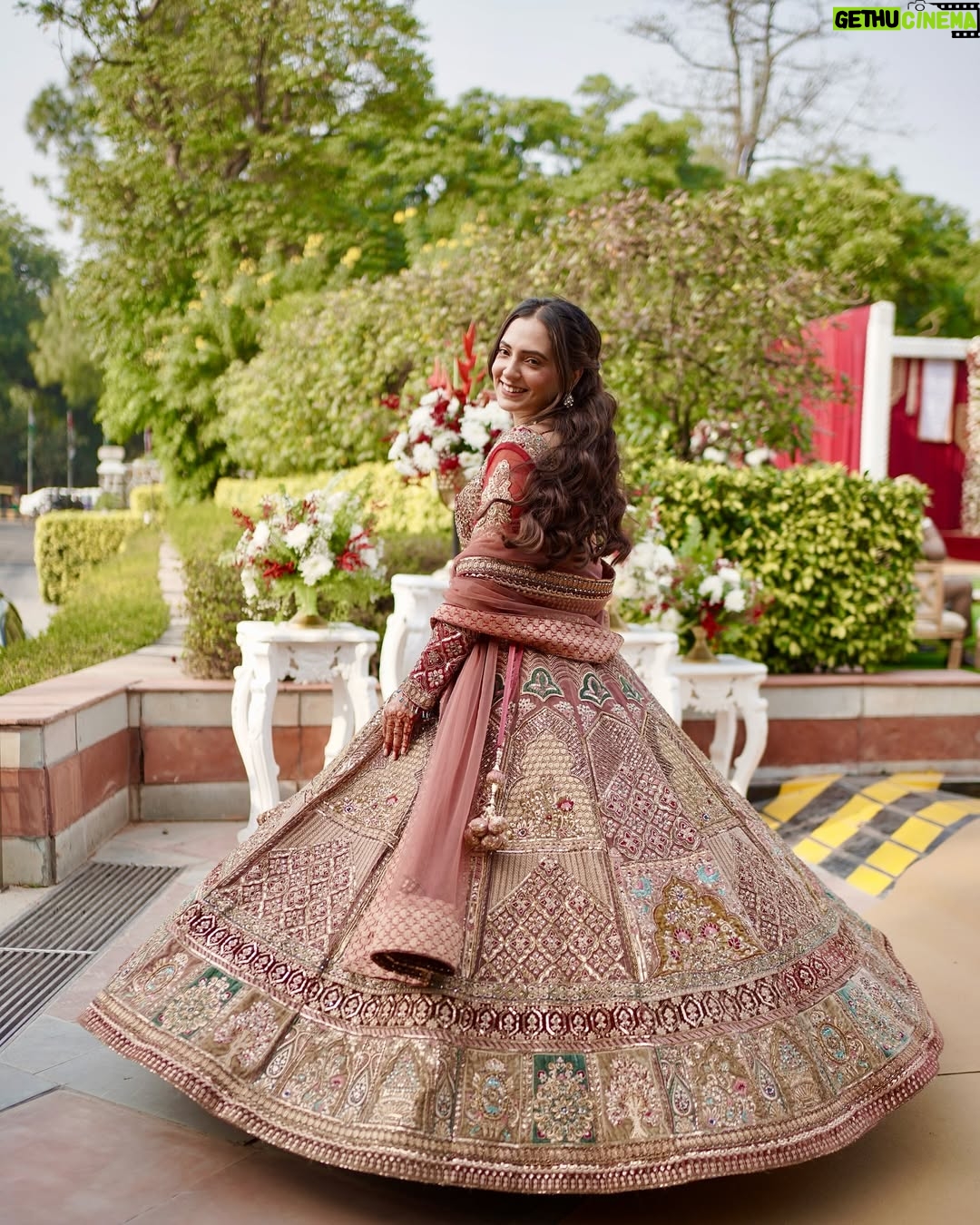 Meru Panwar Grover - 21.2K Likes - Tum mein aur day wedding with good lighting😂
Makeup : @rhykamakeovers 
Photography : @goldenblinksfilms 
.
.
.
.
.
.
.
.
.
.
.
#weddingday #weddingdress #lehengalove #lehengasaree #outfits #outfitoftheday #outfitinspiration