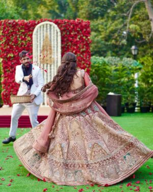 Meru Panwar Grover Instagram - Tum mein aur day wedding with good lighting😂
Makeup : @rhykamakeovers
Photography : @goldenblinksfilms
.
.
.
.
.
.
.
.
.
.
.
#weddingday #weddingdress #lehengalove #lehengasaree #outfits #outfitoftheday #outfitinspiration