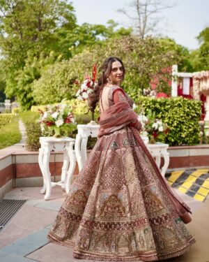 Meru Panwar Grover Instagram - Tum mein aur day wedding with good lighting😂
Makeup : @rhykamakeovers
Photography : @goldenblinksfilms
.
.
.
.
.
.
.
.
.
.
.
#weddingday #weddingdress #lehengalove #lehengasaree #outfits #outfitoftheday #outfitinspiration