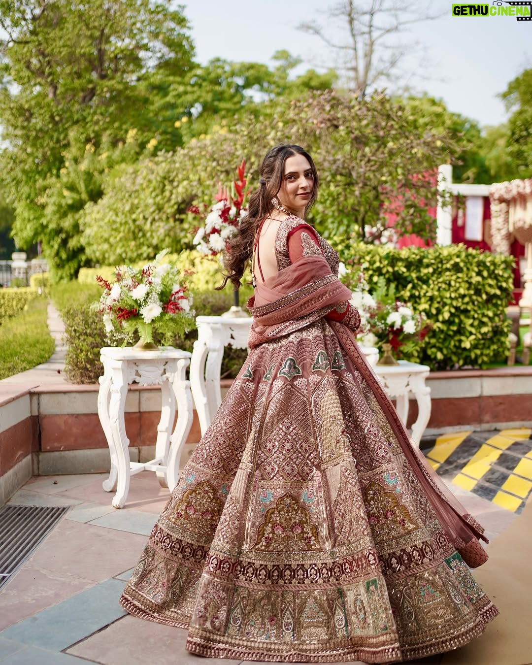Meru Panwar Grover - 21.2K Likes - Tum mein aur day wedding with good lighting😂
Makeup : @rhykamakeovers 
Photography : @goldenblinksfilms 
.
.
.
.
.
.
.
.
.
.
.
#weddingday #weddingdress #lehengalove #lehengasaree #outfits #outfitoftheday #outfitinspiration