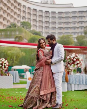 Meru Panwar Grover Instagram - Tum mein aur day wedding with good lighting😂
Makeup : @rhykamakeovers
Photography : @goldenblinksfilms
.
.
.
.
.
.
.
.
.
.
.
#weddingday #weddingdress #lehengalove #lehengasaree #outfits #outfitoftheday #outfitinspiration