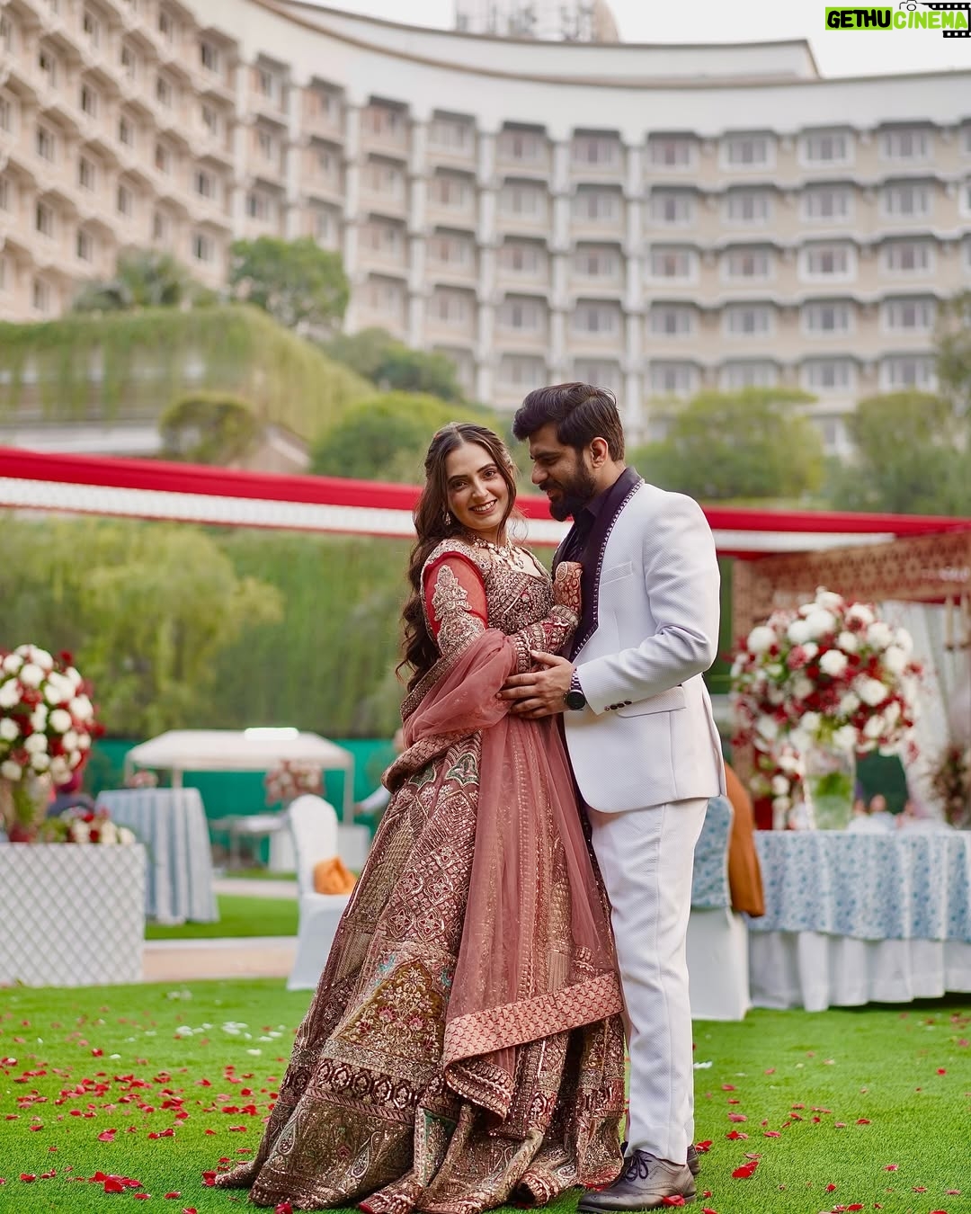 Meru Panwar Grover - 21.2K Likes - Tum mein aur day wedding with good lighting😂
Makeup : @rhykamakeovers 
Photography : @goldenblinksfilms 
.
.
.
.
.
.
.
.
.
.
.
#weddingday #weddingdress #lehengalove #lehengasaree #outfits #outfitoftheday #outfitinspiration