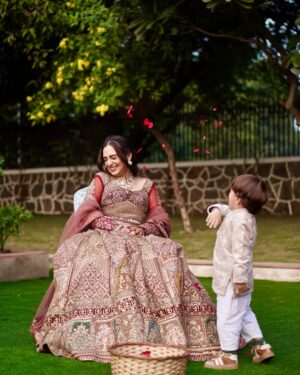 Meru Panwar Grover Instagram - Tum mein aur day wedding with good lighting😂
Makeup : @rhykamakeovers
Photography : @goldenblinksfilms
.
.
.
.
.
.
.
.
.
.
.
#weddingday #weddingdress #lehengalove #lehengasaree #outfits #outfitoftheday #outfitinspiration