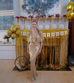 Meryem Uzerli Instagram - #birthdaygirl 🎂 ❤️❤️🤗🫂🫠 thank you so much for all your messages , calls , videos , voice notes … you warmed my soul … thank you from the bottom of my heart ❤️🫠🎁🥹🤗♥️ …
