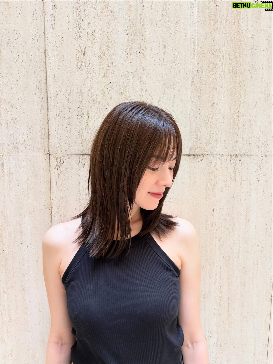 Mew Azama - 2.3K Likes - 久しぶりに美容室へ💇🏻‍♀️
　

スッキリ！綺麗になって嬉しい✨

髪も伸びてきた♡
　　

3連休ですね！
みなさんいかがお過ごしですか？

暑いので体調には気をつけてくださいね🫠
