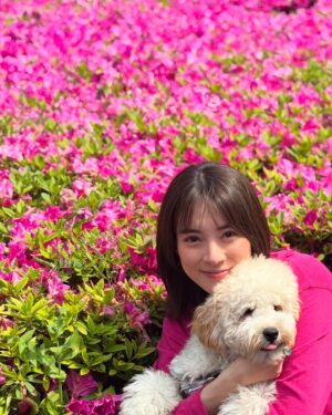 Mew Azama Instagram - 🩷💚🩷💚
みなさんGWどのように過ごしましたか?
私はバブルスといろいろなところへ🐾
1枚目
ツツジと私の服の色が丸かぶりで記念にパシャリ🩷笑
2枚目
海の目の前のカフェでLunch🍽️
最近はワンちゃんOKなご飯屋さんを探して
行くことが増えてきました!
3枚目
波はまだ怖くて逃げていましたが
1回海につけてあげると気持ちよさそうにしてました✨
4.5枚目
海をバックにただただかっこいい写真を撮りたくて
バブに付き合ってもらいました🌊
いいモデル犬になれそう(親バカ)笑
6枚目
初めてドックフード以外のご飯を。
犬用のピザを頼んだら大興奮でペロリでした🍕
絶対ドックフードより美味しいよね笑
7枚目
GW最終日はおうちでまったり。
私のTシャツを着て遊んでいるところ🐶
最近ドッグランデビューをしたり
いろいろと経験を積んで少しずつ成長してきたバブ。
ワンちゃんにオススメの場所があれば教えてください♡
#GW#バブルス#ラブラドゥードル#オーストラリアンラブラドゥードル#パピー#ラブラドゥードルの子犬 #bubbles#labradoodle#australianlabradoodle#puppy
