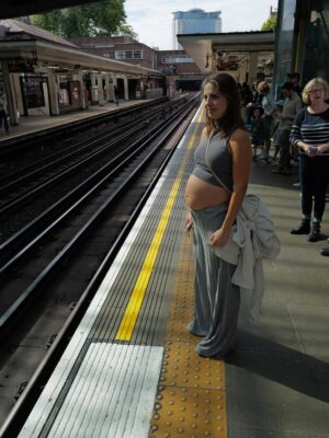Michelle Renaud Instagram - Londres con mucho ❤️❤️

La familia sigue creciendo😍😍 TE AMO @michellerenaud 🤰🏻