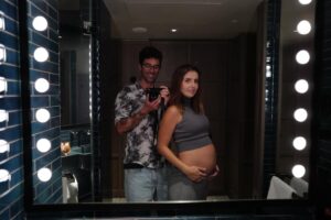 Michelle Renaud Instagram - Londres con mucho ❤️❤️

La familia sigue creciendo😍😍 TE AMO @michellerenaud 🤰🏻