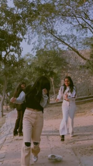 Mikku Arya Instagram - Tag your best friend 🤣❤️@mikku2073 
.
.
.
@spshreya0718 
.
.
.
.
.
.
.
.
.
.
#bestiegoals💕 #bestfriends #friendshipgoals #reelinstagram #foryoupage💙 #viralvideos #explorepage #featured #reelkarofeelkaro❤