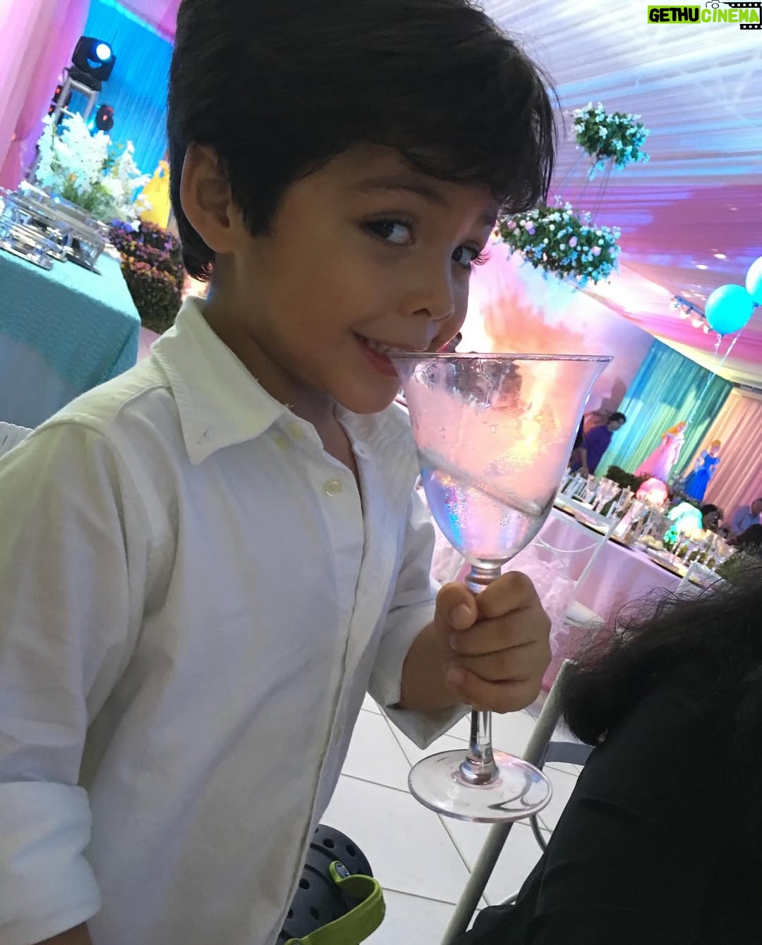 Mileide Mihaile - 296.3K Likes - Vocês sabem, né? 💭
Esse dump foi escolhido com lágrimas nos olhos, pelo simples fato de transbordar amor e gratidão.

Meu filho, Yhudy, já não é mais uma criança, mas dentro de mim ele sempre será o meu bebê. 💙
Todos os dias, eu faço questão de lembrar o quanto ele é amado, especial e escolhido.
Deixo aqui, nesse registro, a prova viva de que ele é o meu guia, minha força e o meu maior propósito em ser melhor a cada dia.

Ser mãe dele é o meu maior título, o mais lindo e o mais verdadeiro. 

E nesse Dia das Crianças, desejo que todas sejam cuidadas, protegidas e amadas como realmente merecem, com paciência, com presença e com o olhar cheio de ternura. 💫

Que nunca lhes falte colo, fé, sonhos e alguém que acredite nelas todos os dias.
Hoje e sempre, que a gente saiba preservar a pureza, o brilho e a esperança que vivem dentro de cada pequeno e dentro de nós também. 🙏🏼