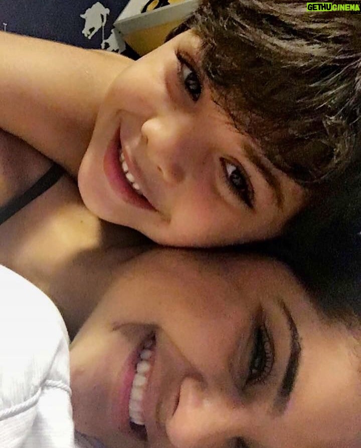 Mileide Mihaile - 296.3K Likes - Vocês sabem, né? 💭
Esse dump foi escolhido com lágrimas nos olhos, pelo simples fato de transbordar amor e gratidão.

Meu filho, Yhudy, já não é mais uma criança, mas dentro de mim ele sempre será o meu bebê. 💙
Todos os dias, eu faço questão de lembrar o quanto ele é amado, especial e escolhido.
Deixo aqui, nesse registro, a prova viva de que ele é o meu guia, minha força e o meu maior propósito em ser melhor a cada dia.

Ser mãe dele é o meu maior título, o mais lindo e o mais verdadeiro. 

E nesse Dia das Crianças, desejo que todas sejam cuidadas, protegidas e amadas como realmente merecem, com paciência, com presença e com o olhar cheio de ternura. 💫

Que nunca lhes falte colo, fé, sonhos e alguém que acredite nelas todos os dias.
Hoje e sempre, que a gente saiba preservar a pureza, o brilho e a esperança que vivem dentro de cada pequeno e dentro de nós também. 🙏🏼