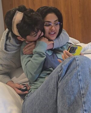 Mileide Mihaile Instagram - Vocês sabem, né? 💭
Esse dump foi escolhido com lágrimas nos olhos, pelo simples fato de transbordar amor e gratidão.

Meu filho, Yhudy, já não é mais uma criança, mas dentro de mim ele sempre será o meu bebê. 💙
Todos os dias, eu faço questão de lembrar o quanto ele é amado, especial e escolhido.
Deixo aqui, nesse registro, a prova viva de que ele é o meu guia, minha força e o meu maior propósito em ser melhor a cada dia.

Ser mãe dele é o meu maior título, o mais lindo e o mais verdadeiro. 

E nesse Dia das Crianças, desejo que todas sejam cuidadas, protegidas e amadas como realmente merecem, com paciência, com presença e com o olhar cheio de ternura. 💫

Que nunca lhes falte colo, fé, sonhos e alguém que acredite nelas todos os dias.
Hoje e sempre, que a gente saiba preservar a pureza, o brilho e a esperança que vivem dentro de cada pequeno e dentro de nós também. 🙏🏼