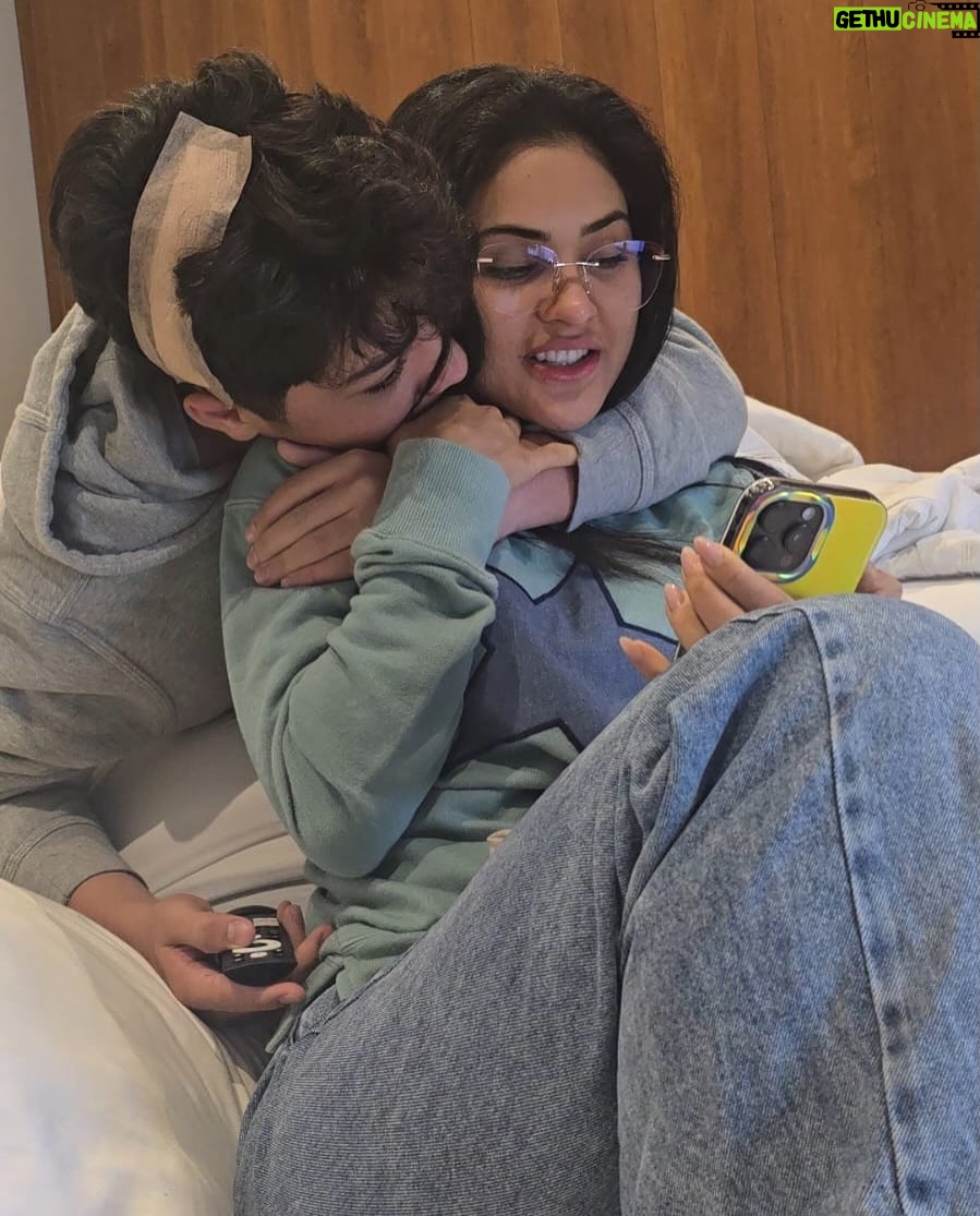 Mileide Mihaile - 296.3K Likes - Vocês sabem, né? 💭
Esse dump foi escolhido com lágrimas nos olhos, pelo simples fato de transbordar amor e gratidão.

Meu filho, Yhudy, já não é mais uma criança, mas dentro de mim ele sempre será o meu bebê. 💙
Todos os dias, eu faço questão de lembrar o quanto ele é amado, especial e escolhido.
Deixo aqui, nesse registro, a prova viva de que ele é o meu guia, minha força e o meu maior propósito em ser melhor a cada dia.

Ser mãe dele é o meu maior título, o mais lindo e o mais verdadeiro. 

E nesse Dia das Crianças, desejo que todas sejam cuidadas, protegidas e amadas como realmente merecem, com paciência, com presença e com o olhar cheio de ternura. 💫

Que nunca lhes falte colo, fé, sonhos e alguém que acredite nelas todos os dias.
Hoje e sempre, que a gente saiba preservar a pureza, o brilho e a esperança que vivem dentro de cada pequeno e dentro de nós também. 🙏🏼