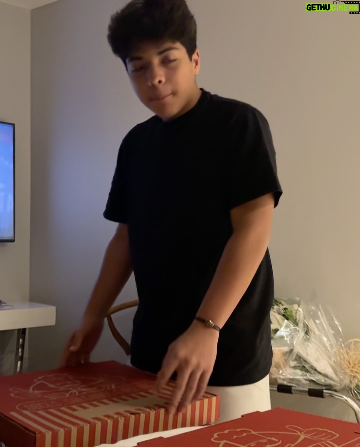 Mileide Mihaile - 296.3K Likes - Vocês sabem, né? 💭
Esse dump foi escolhido com lágrimas nos olhos, pelo simples fato de transbordar amor e gratidão.

Meu filho, Yhudy, já não é mais uma criança, mas dentro de mim ele sempre será o meu bebê. 💙
Todos os dias, eu faço questão de lembrar o quanto ele é amado, especial e escolhido.
Deixo aqui, nesse registro, a prova viva de que ele é o meu guia, minha força e o meu maior propósito em ser melhor a cada dia.

Ser mãe dele é o meu maior título, o mais lindo e o mais verdadeiro. 

E nesse Dia das Crianças, desejo que todas sejam cuidadas, protegidas e amadas como realmente merecem, com paciência, com presença e com o olhar cheio de ternura. 💫

Que nunca lhes falte colo, fé, sonhos e alguém que acredite nelas todos os dias.
Hoje e sempre, que a gente saiba preservar a pureza, o brilho e a esperança que vivem dentro de cada pequeno e dentro de nós também. 🙏🏼