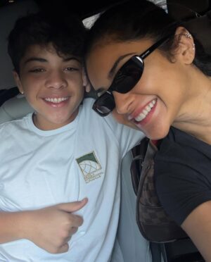Mileide Mihaile Instagram - Vocês sabem, né? 💭
Esse dump foi escolhido com lágrimas nos olhos, pelo simples fato de transbordar amor e gratidão.

Meu filho, Yhudy, já não é mais uma criança, mas dentro de mim ele sempre será o meu bebê. 💙
Todos os dias, eu faço questão de lembrar o quanto ele é amado, especial e escolhido.
Deixo aqui, nesse registro, a prova viva de que ele é o meu guia, minha força e o meu maior propósito em ser melhor a cada dia.

Ser mãe dele é o meu maior título, o mais lindo e o mais verdadeiro. 

E nesse Dia das Crianças, desejo que todas sejam cuidadas, protegidas e amadas como realmente merecem, com paciência, com presença e com o olhar cheio de ternura. 💫

Que nunca lhes falte colo, fé, sonhos e alguém que acredite nelas todos os dias.
Hoje e sempre, que a gente saiba preservar a pureza, o brilho e a esperança que vivem dentro de cada pequeno e dentro de nós também. 🙏🏼