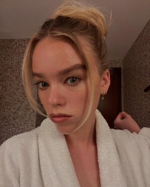 Milly Alcock Instagram - Loewe before, during & after š
@loewe
@vicoskin