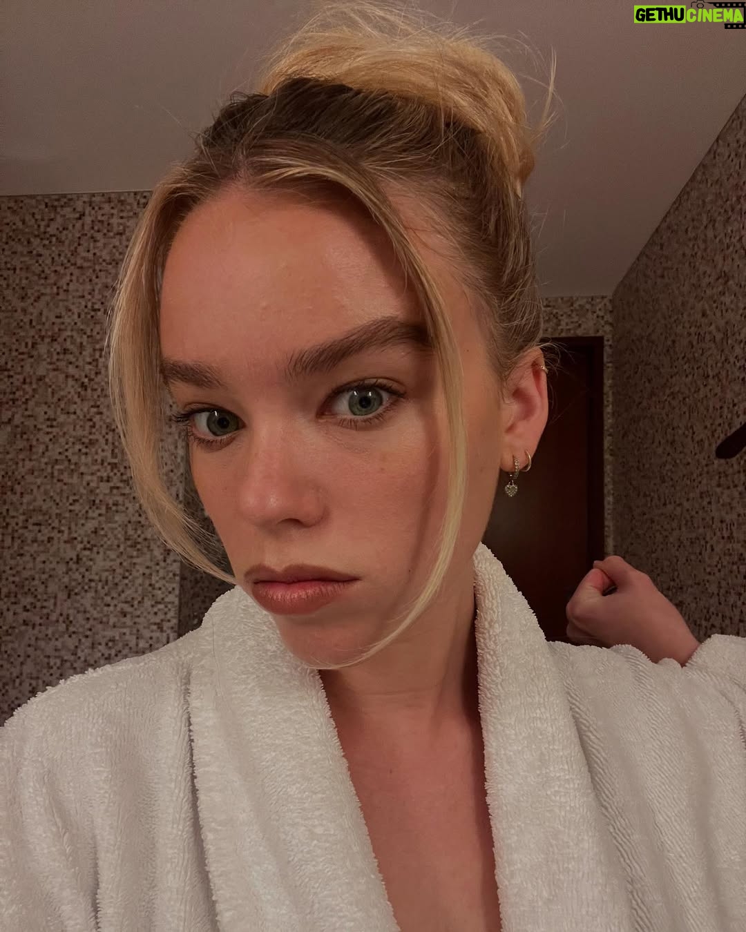 Milly Alcock - 119.1K Likes - Loewe before, during & after 💕

@loewe 
@vicoskin