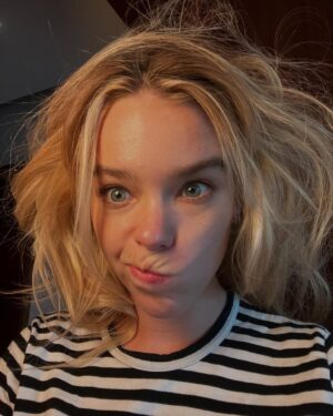 Milly Alcock Instagram - Loewe before, during & after š
@loewe
@vicoskin