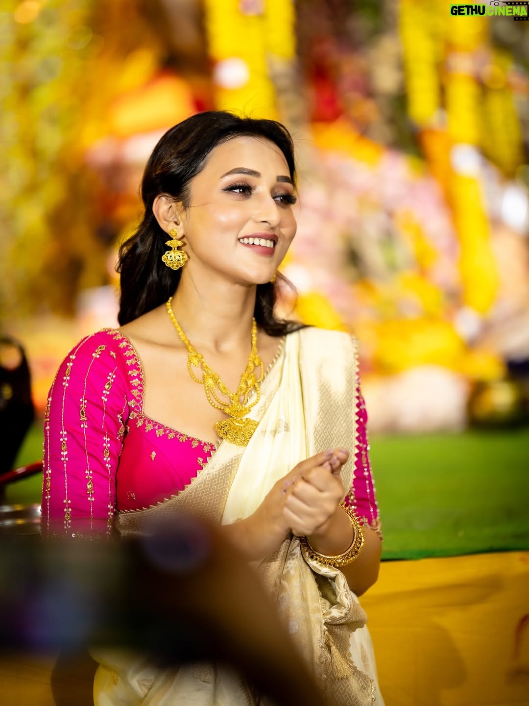 Mimi Chakraborty - 119.1K Likes - আসছে বছর আবার হবে
তোমার আসার অপেক্ষায় রইলাম মা ।

শুভ বিজয়া।