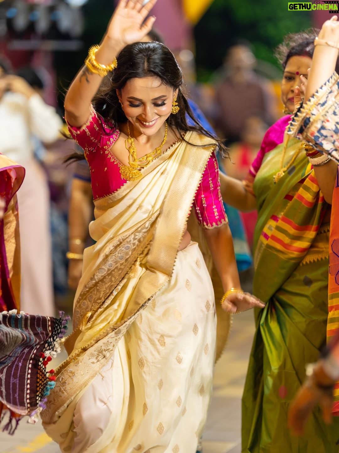 Mimi Chakraborty - 119.1K Likes - আসছে বছর আবার হবে
তোমার আসার অপেক্ষায় রইলাম মা ।

শুভ বিজয়া।